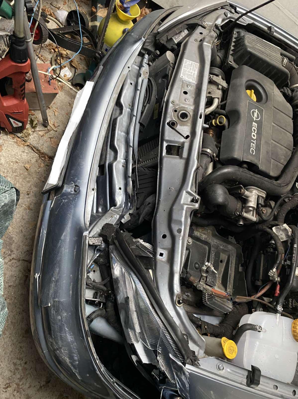 Sérült Opel motorterével