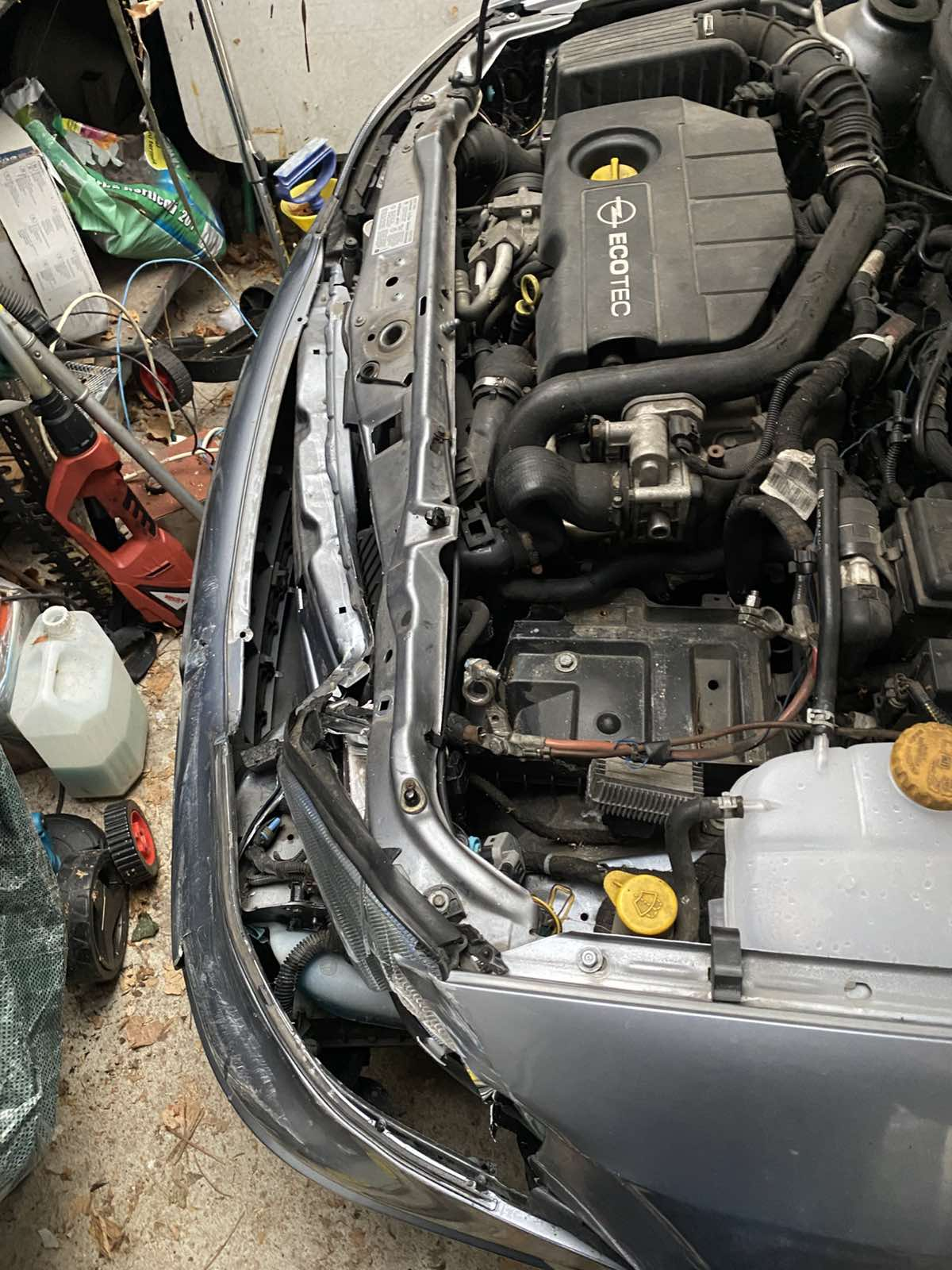 Sérült Opel motorterével másik szögből