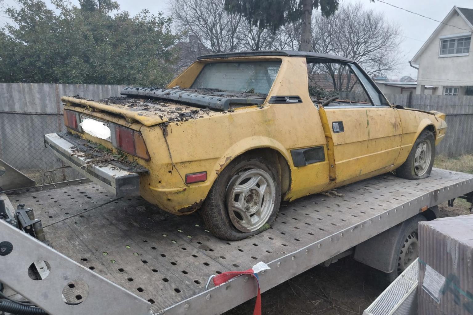 Sárga Fiat X1/9 tréleren