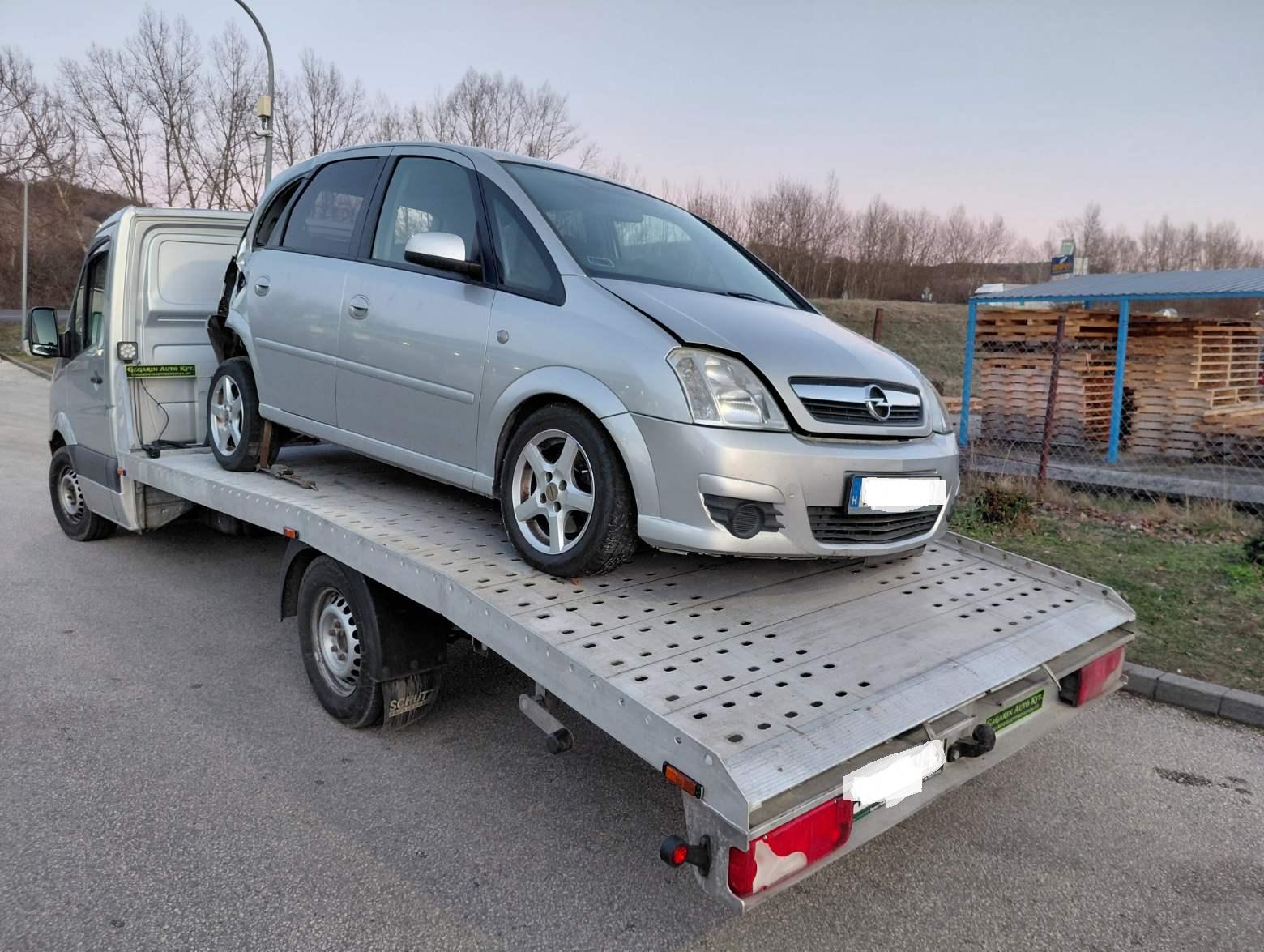 Ezüst Opel Meriva tréleren