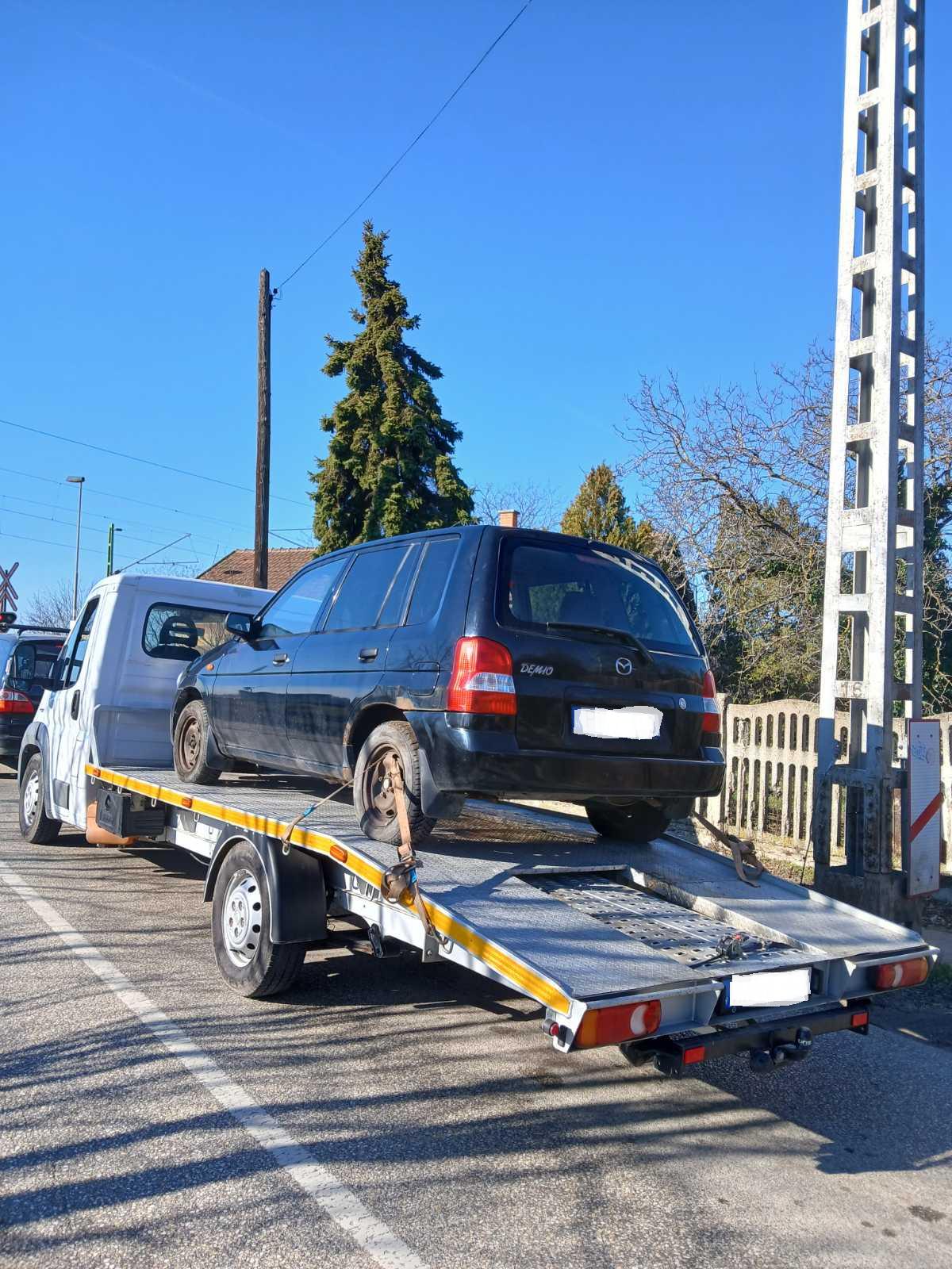 Fekete Mazda Demio tréleren