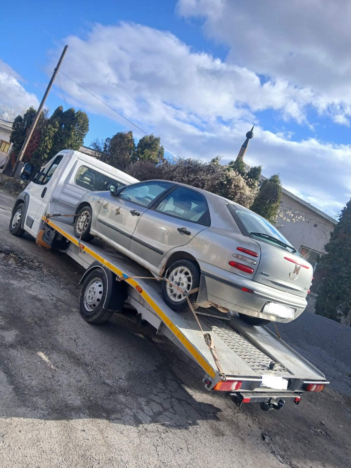 Ezüst Fiat Brava tréleren