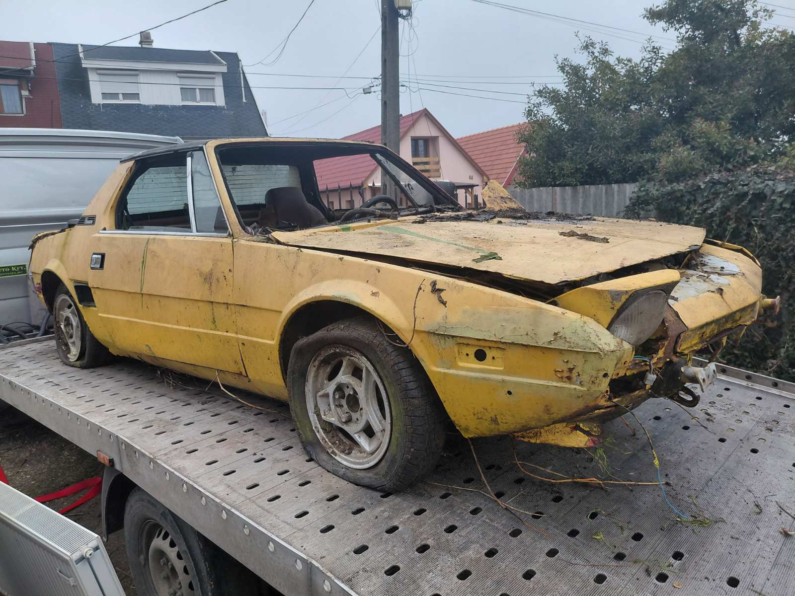 Sárga Fiat X1/9 elölről