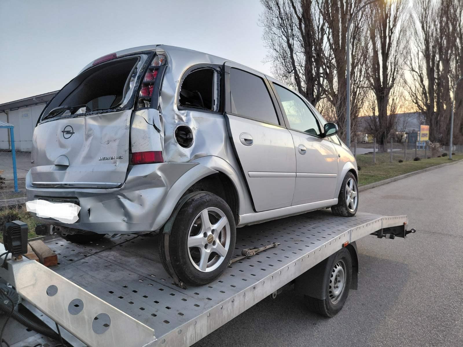 Ezüst Opel Meriva hátsó sérüléssel