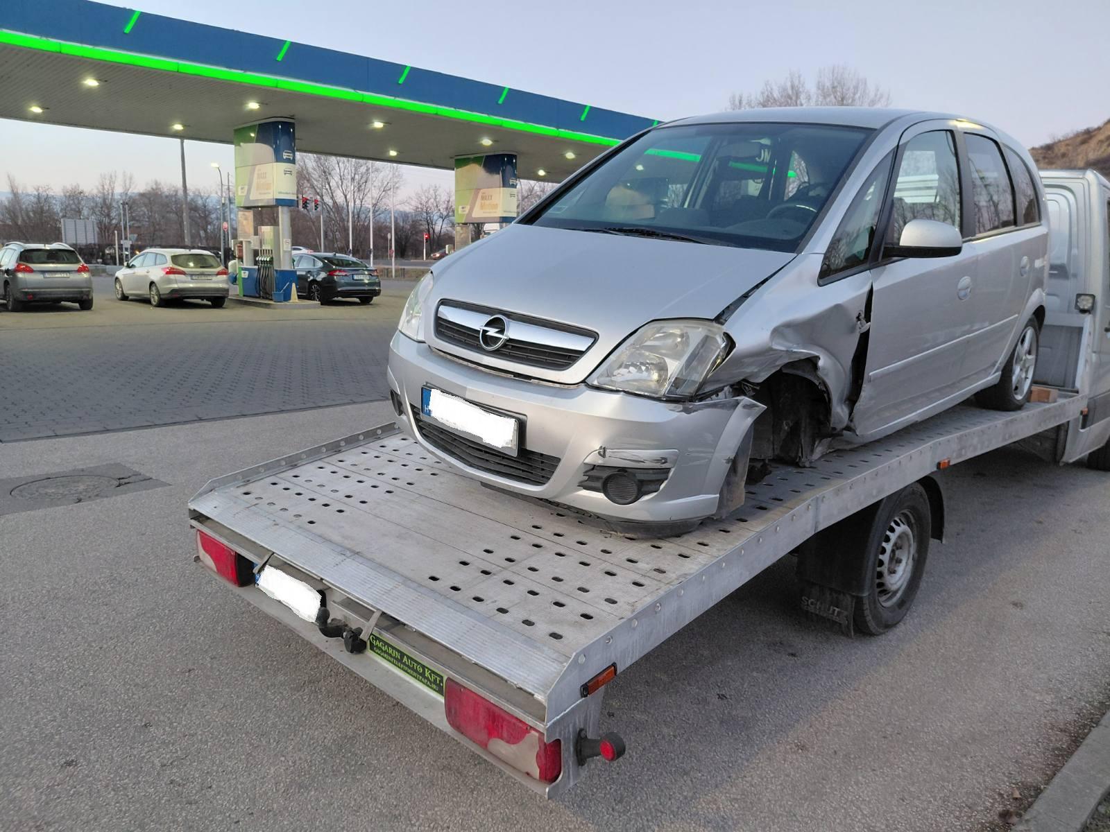 Ezüst Opel Meriva elöl sérült
